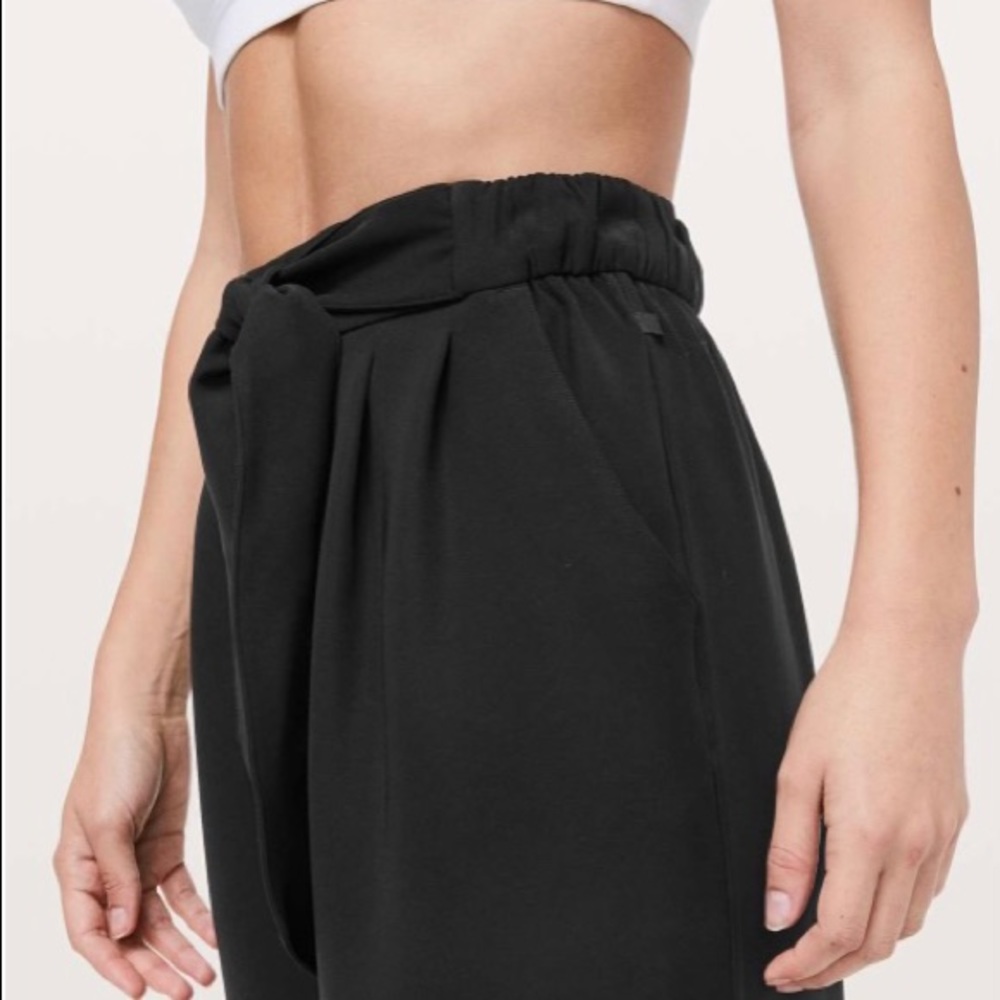 Lululemon Noir Crop - Black Size 4